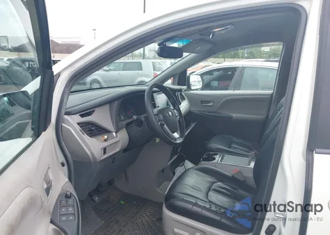 2016 Toyota Sienna Le 8 Passenger z USA, uszkodzony, nr VIN 5TDKK3DC5GS749232